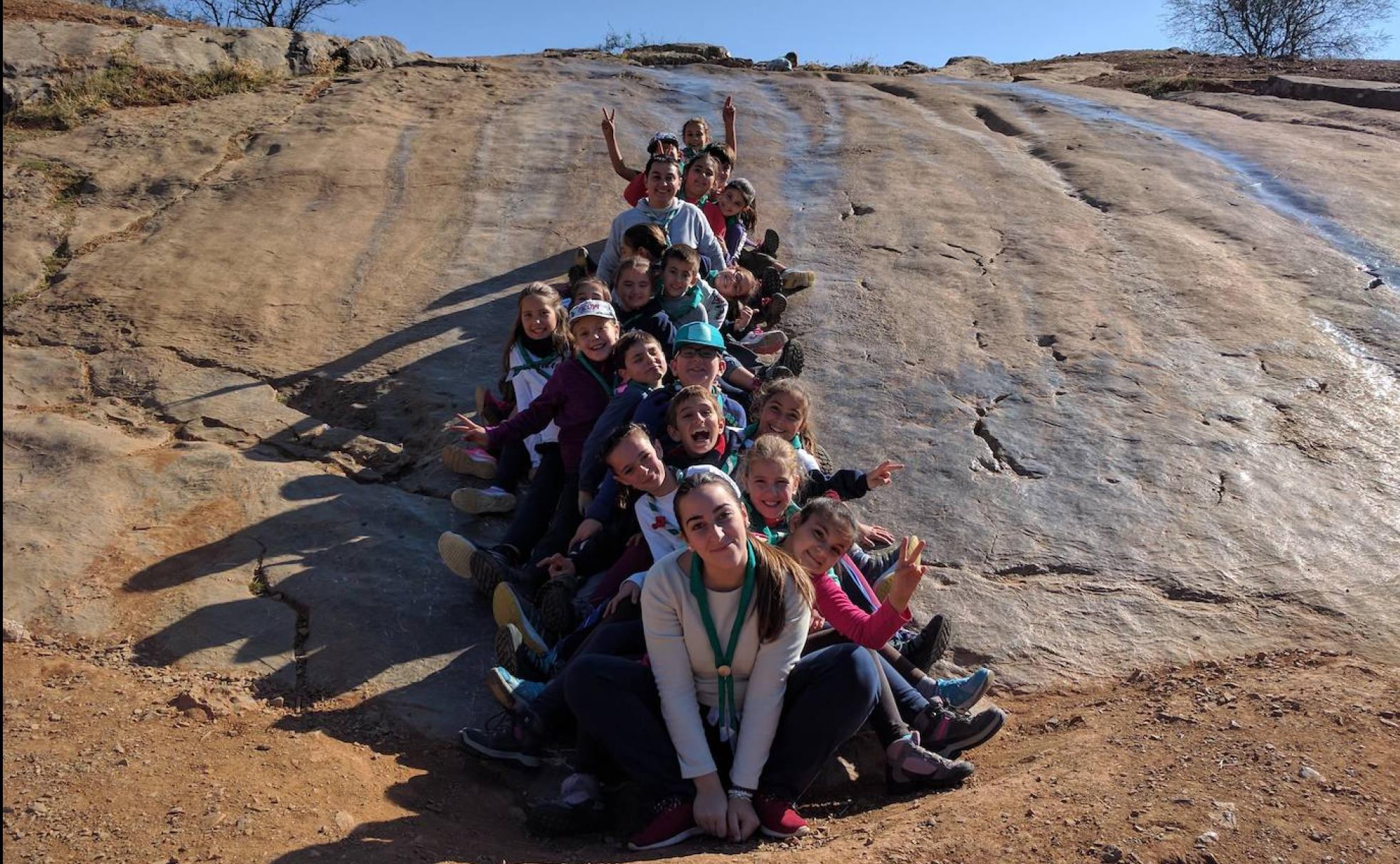 El grupo Scout Católico Santa Ana de Atarfe disfruta de una jornada en los Caballitos del Rey. 