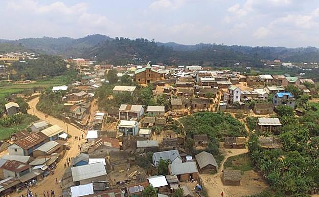 Imagen principal - Vista general de Didy, en el interior del pueblo y uno de sus caminos de barro. 