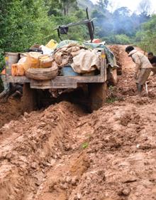 Imagen secundaria 2 - Vista general de Didy, en el interior del pueblo y uno de sus caminos de barro. 