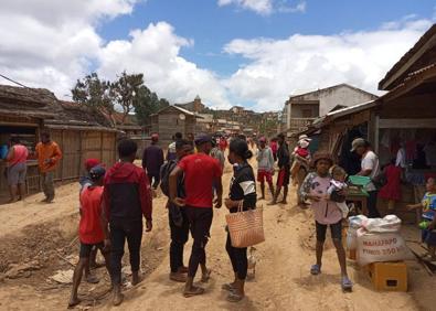 Imagen secundaria 1 - Vista general de Didy, en el interior del pueblo y uno de sus caminos de barro. 