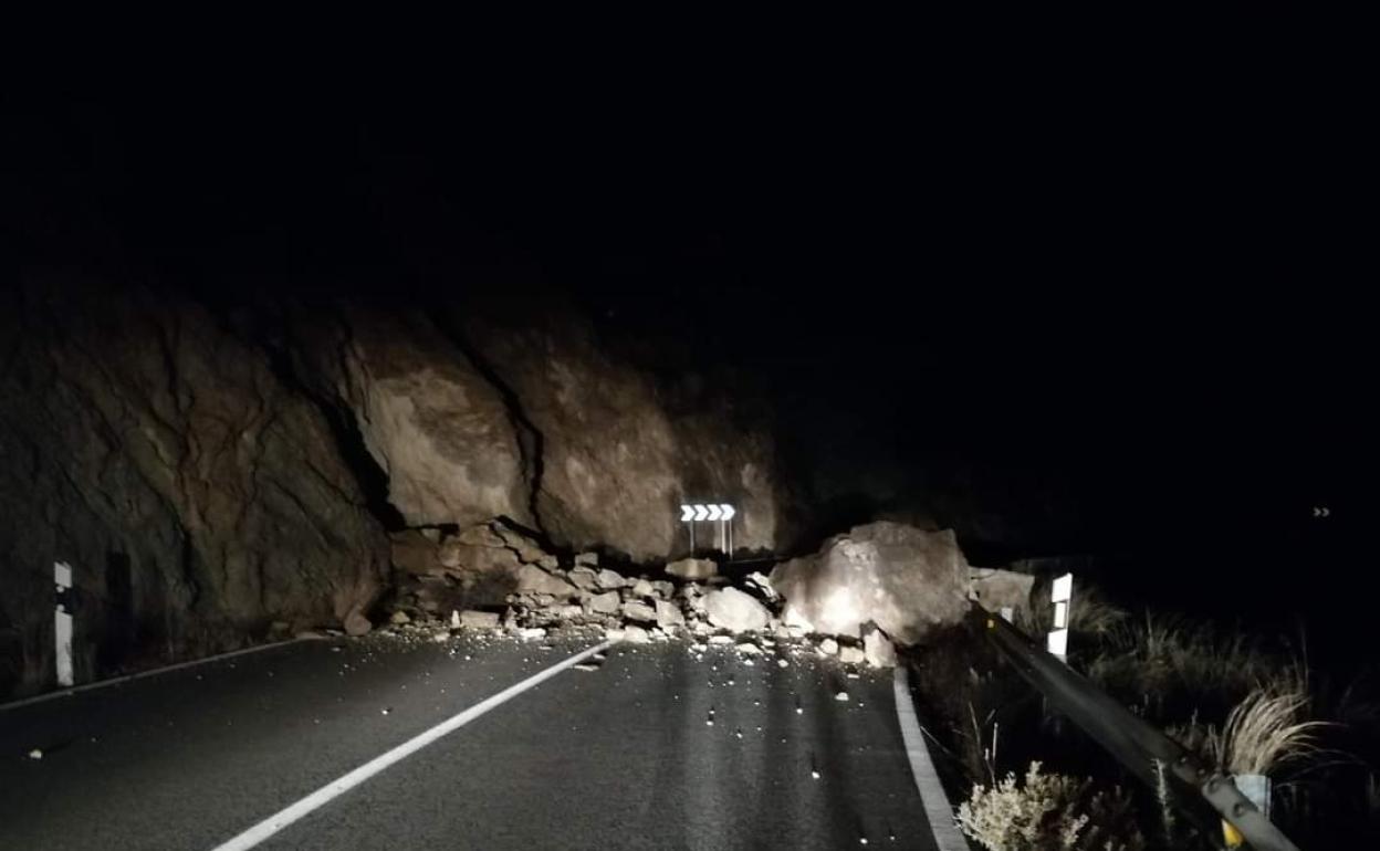 Rocas caídas en la carretera que une Lanjarón con Órgiva