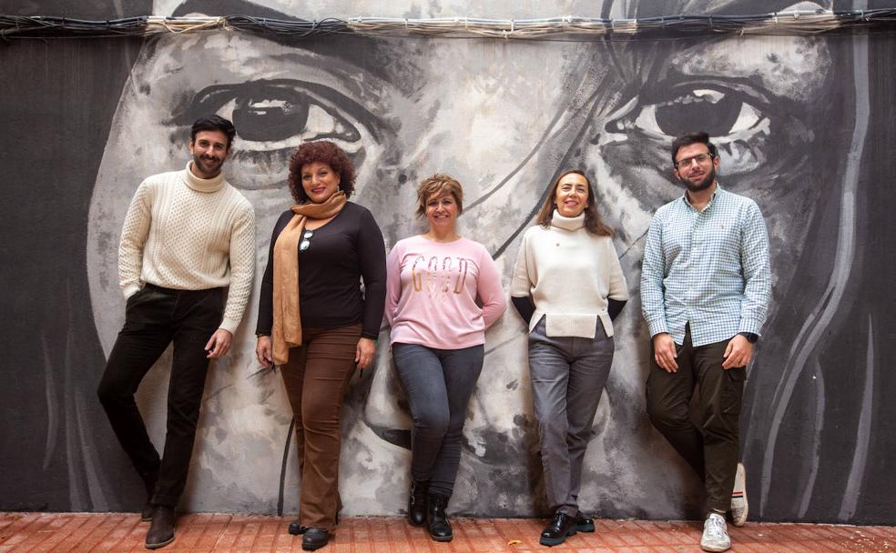 Cecilio, Luisa, Carmen, Ana y Raúl, ante el mural que hay en la calle de la sede de la FSG.