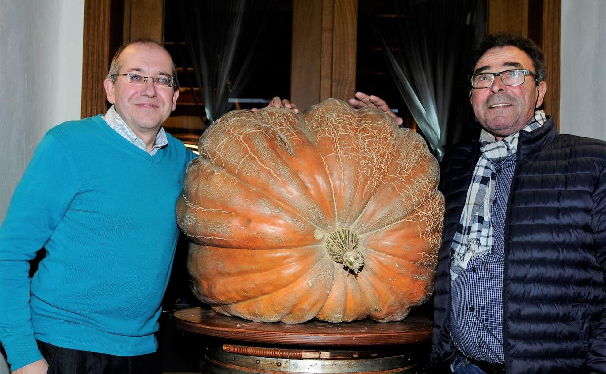 Entrega de la calabaza gigante al propietario del restaurante 'El Asador de Capileira