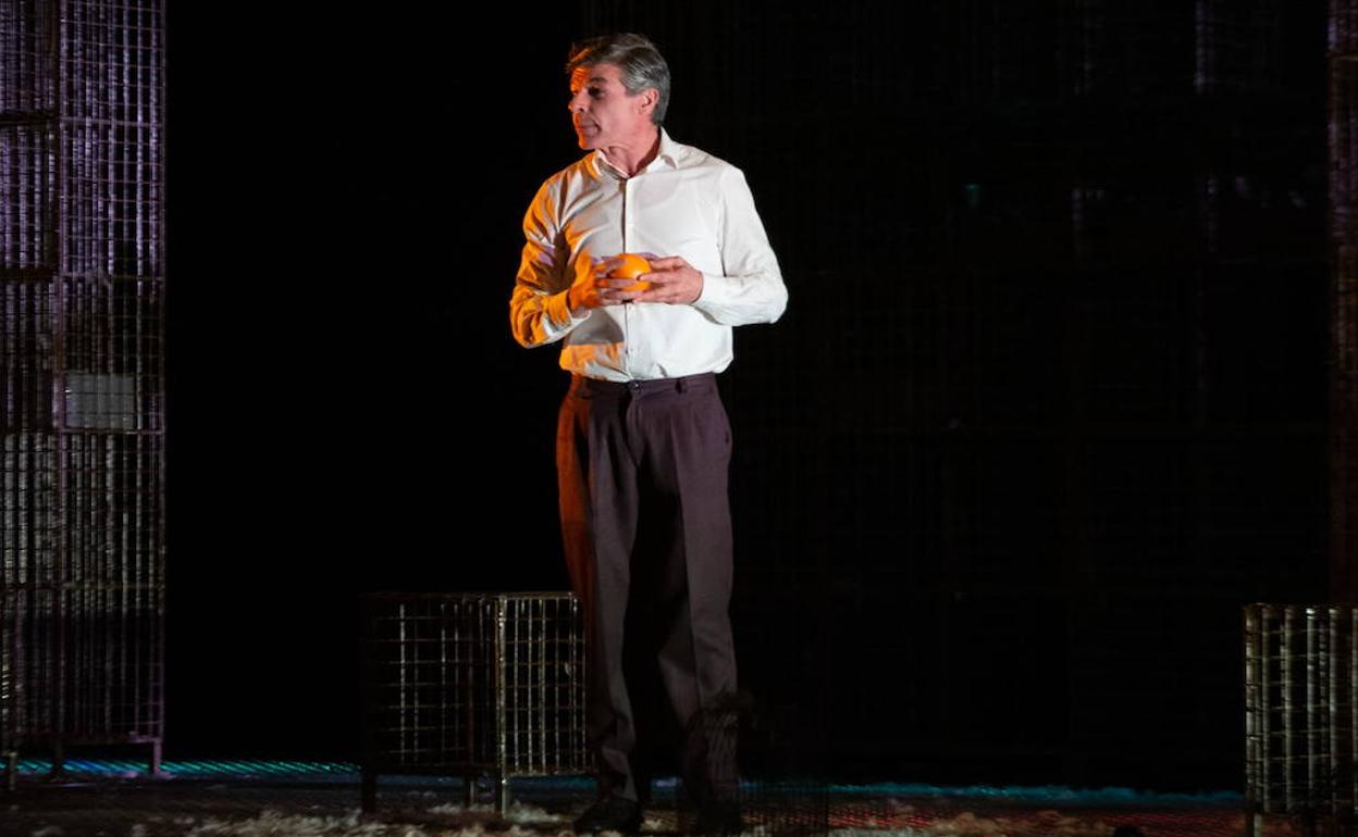 El actor Nacho Guerreros, en el escenario del Teatro Isabel la Católica. 