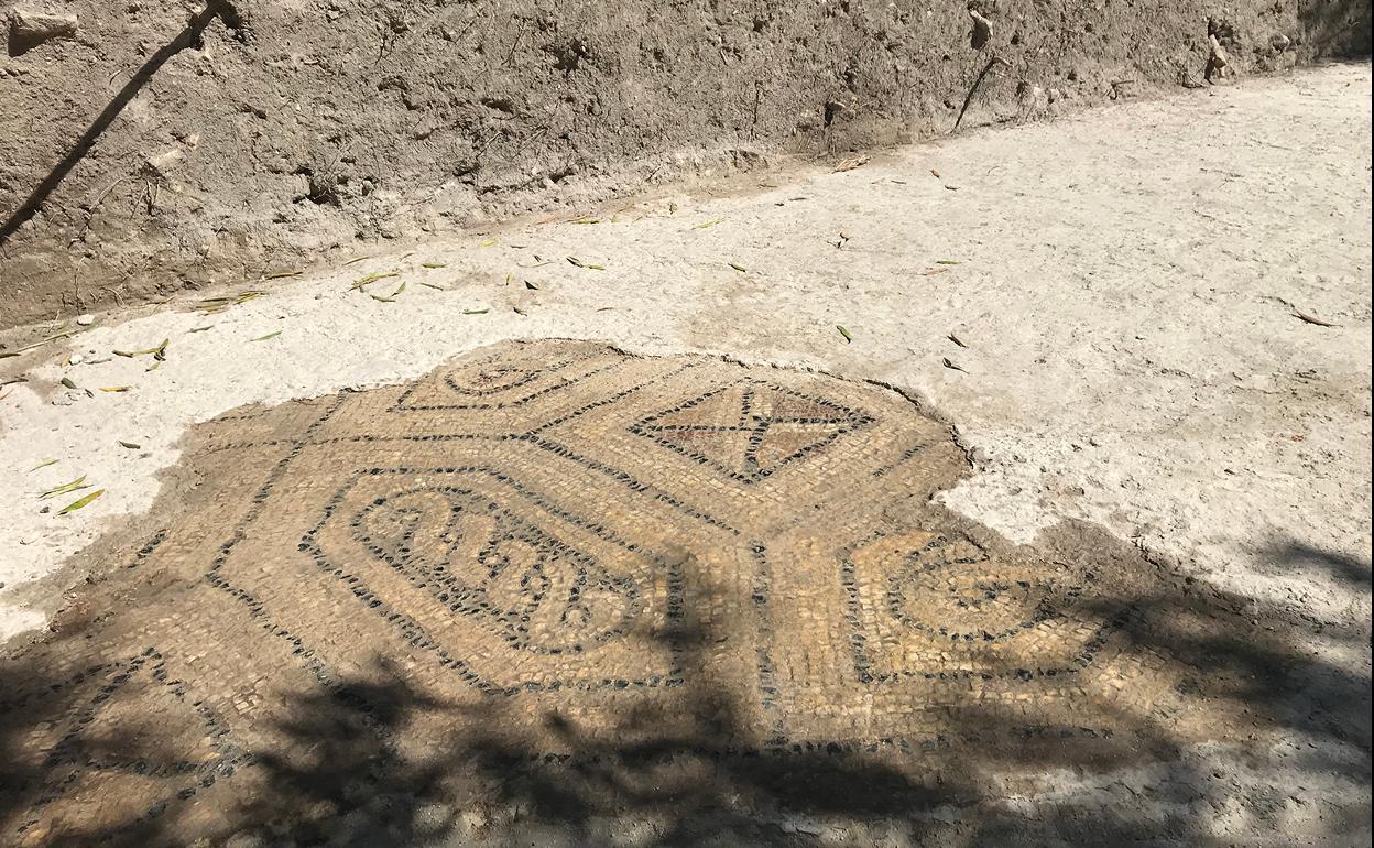 Restos del mosaico romano encontrado en Rus. 