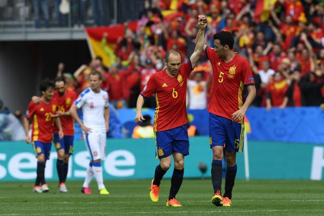 Busquets (d) celebra junto a Iniesta un gol de España a la República Checa en la Eurocopa de Francia de 2016.