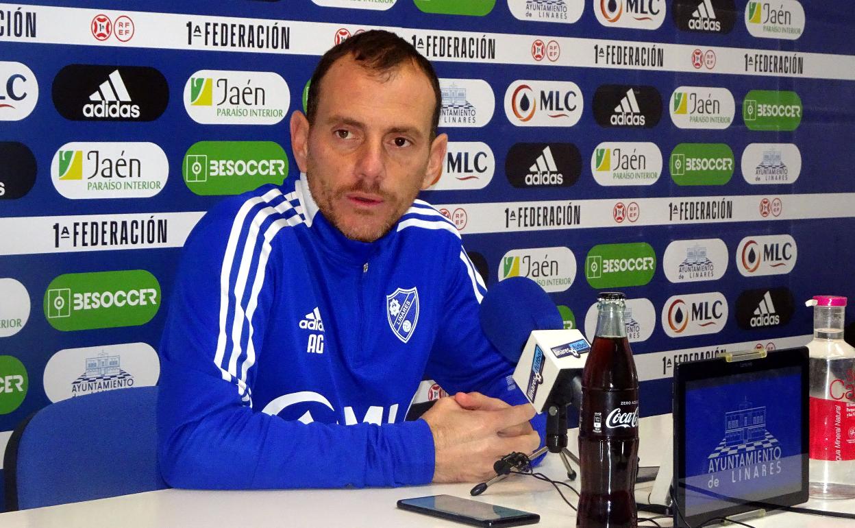 Alberto González en la sala de prensa de Linarejos atendiendo a la prensa 