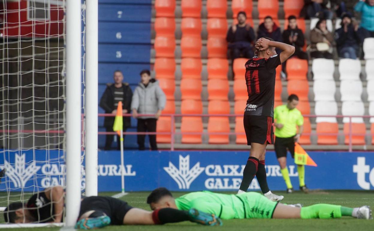 Molina, sobre el césped, se lamenta de un fallo ante el gol, con Uzuni cerca, también frustrado. 