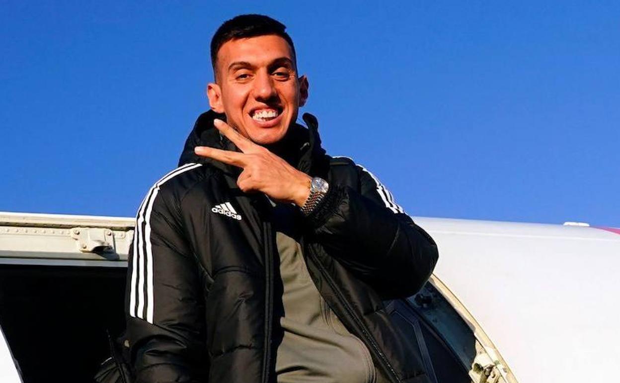 Uzuni aterriza sonriente en el aeropuerto de Santiago de Compostela. 