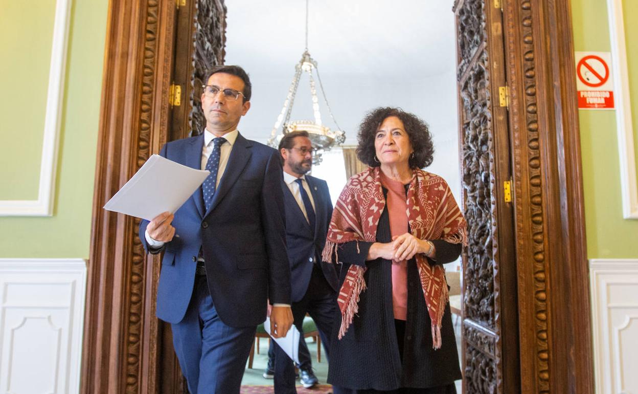 Paco Cuenca, Antonio Granados y Pilar Aranda, tras la reunión.