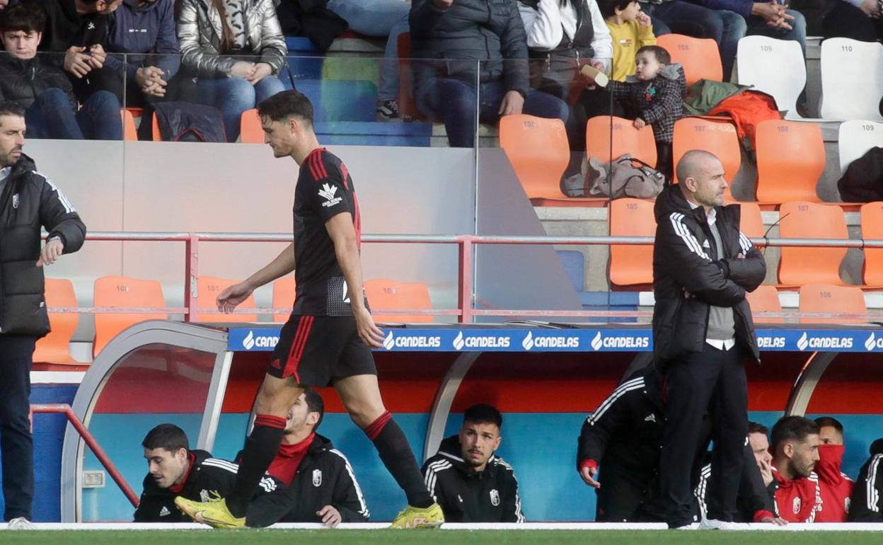 Rubio abandona el campo ante la seriedad de Paco López. 