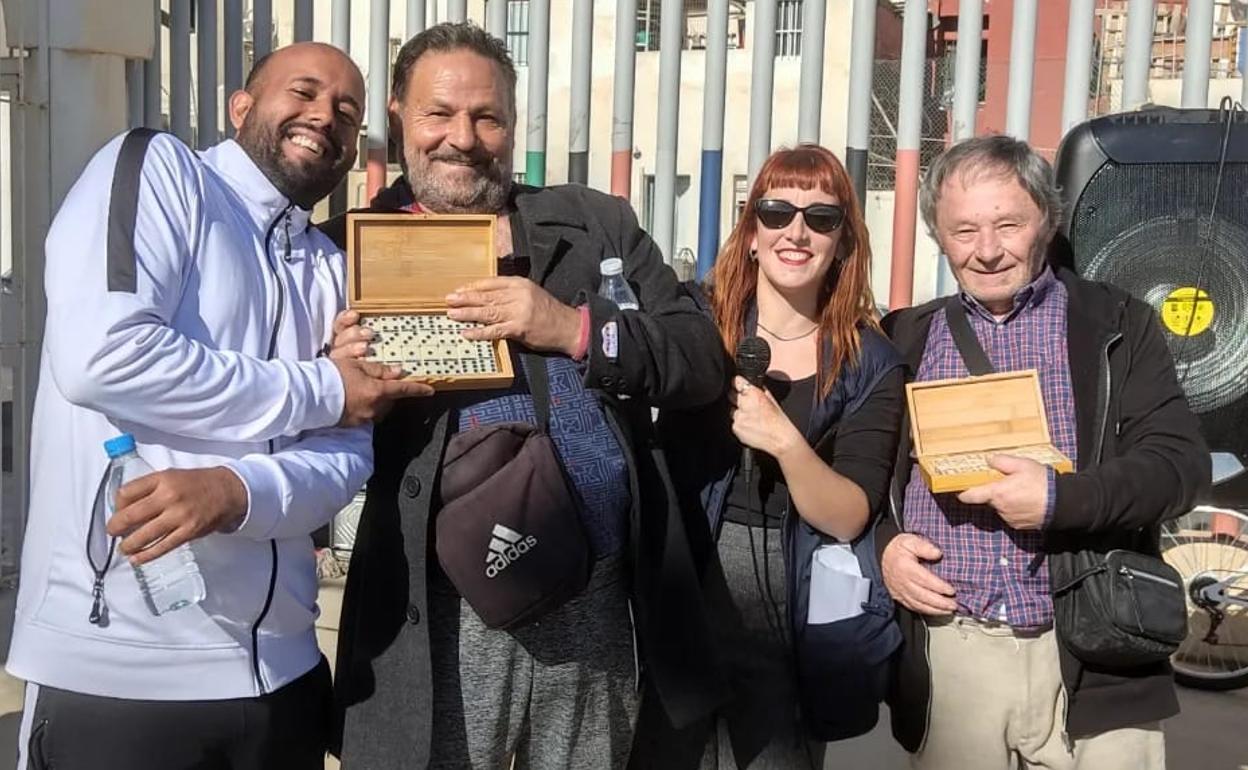 Zambomba flamenca para celebrar la multiculturalidad de la barriada de El Puche