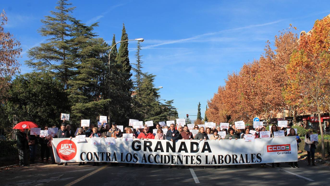 Concentración de CC OO y UGT ayer por el último accidente mortal en la pirotecnia de Vélez de Benaudalla.