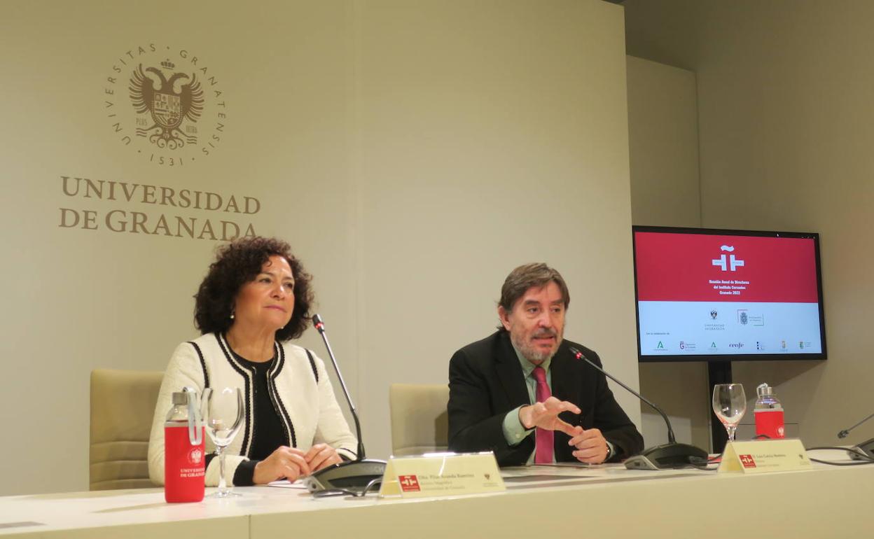 La rectora, Pilar Aranda, y el director del Instituto Cervantes, Luis García Montero, en la rueda de prensa previa al inicio de la jornada.