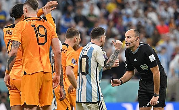 Messi y Mateu Lahoz, durante el tenso Argentina-Países Bajos.