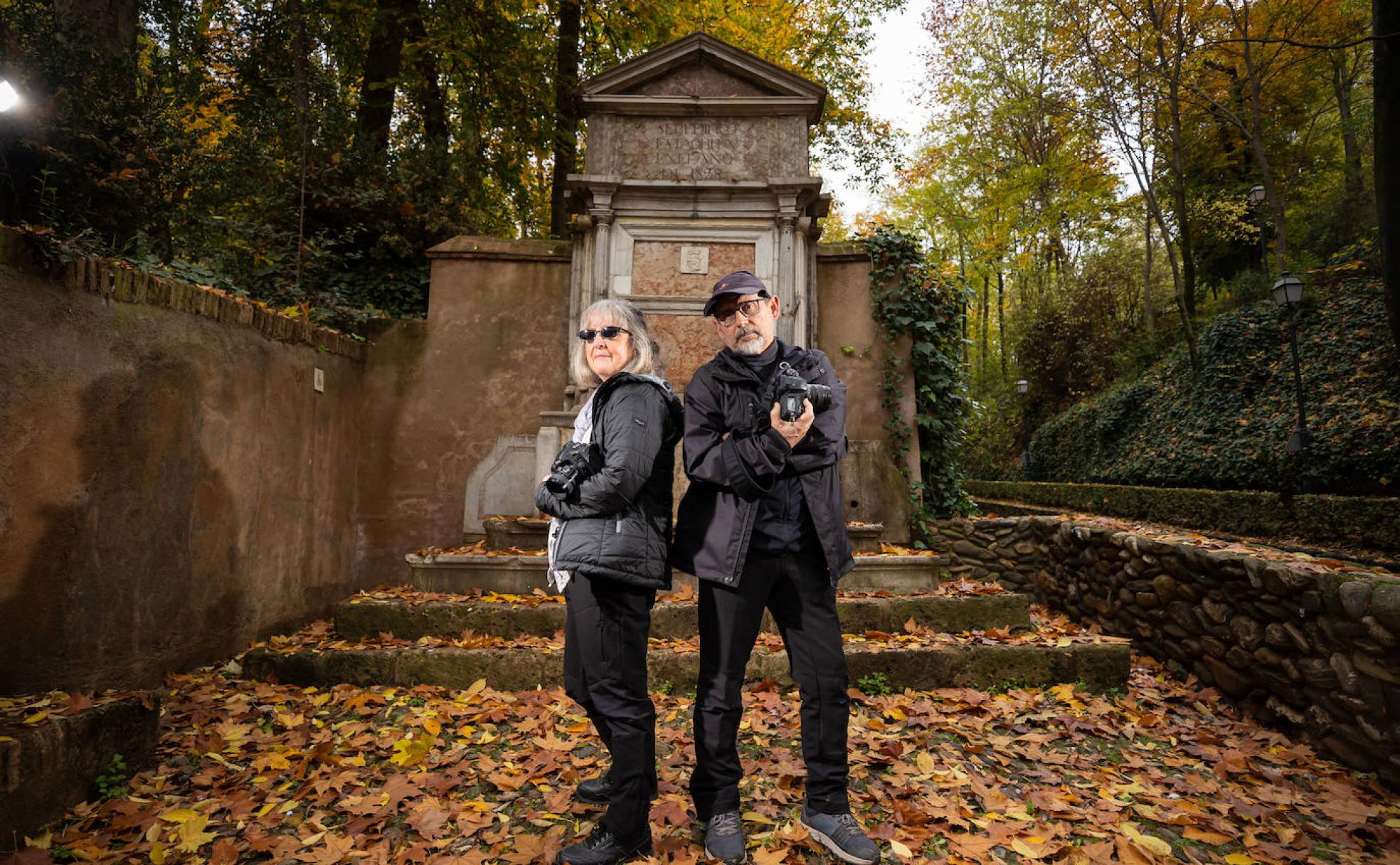 Merche S. Calle y Juan Enrique Gómez, ante uno de los pilares que aparecen en su obra. 