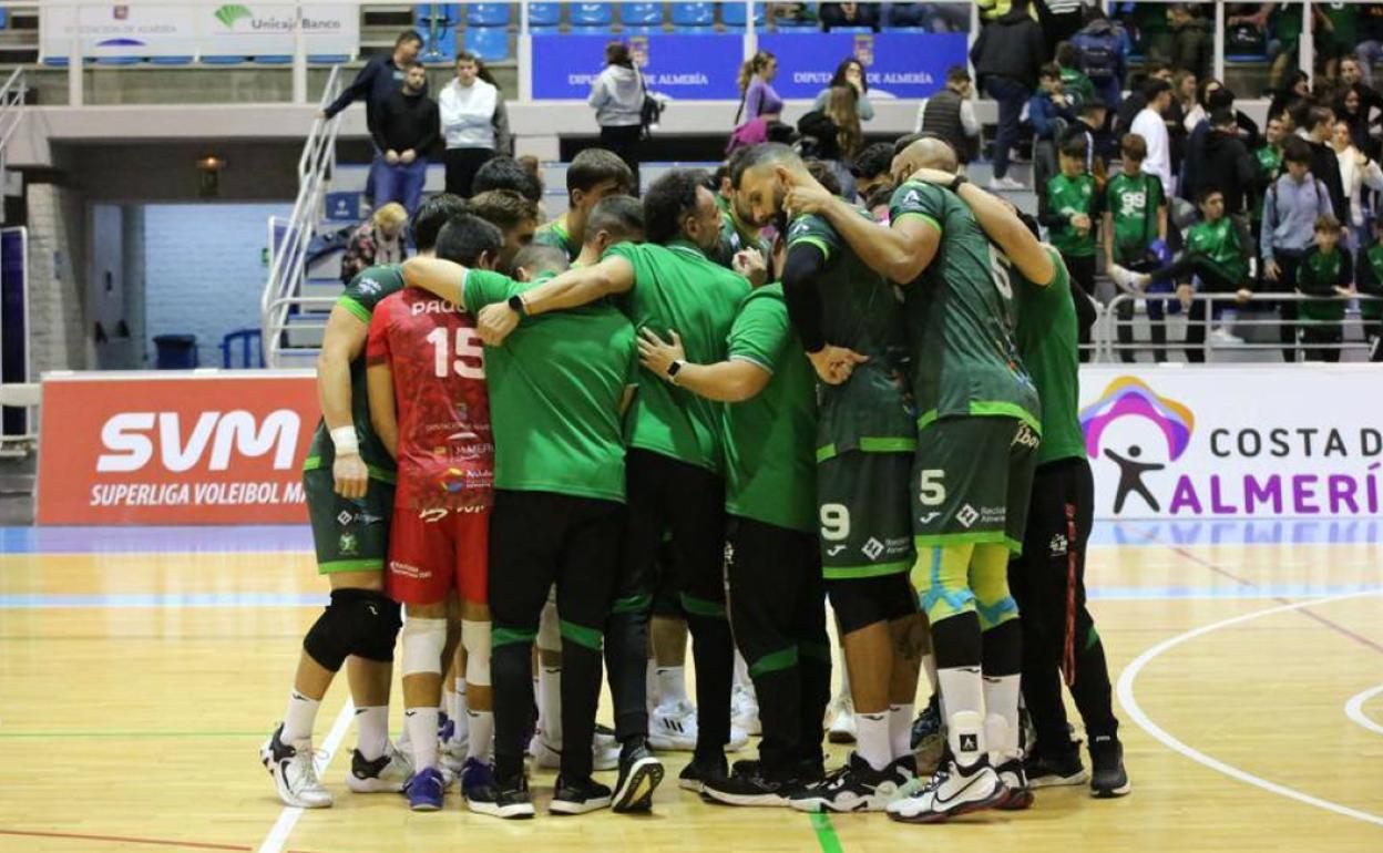 Manolo Berenguel arenga a los suyos y les manda tarea para las vacaciones. 