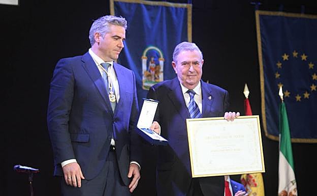 Imagen principal - Flores Malpica con Fernando Brea, hijo adoptivo del municipio viatoreño.