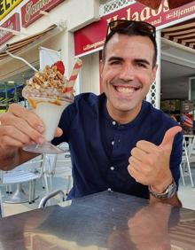 Imagen secundaria 2 - En la primera imagen, Diego (derecha) junto a su amigo Francisco. En las otras dos, Diego y su eterna sonrisa.