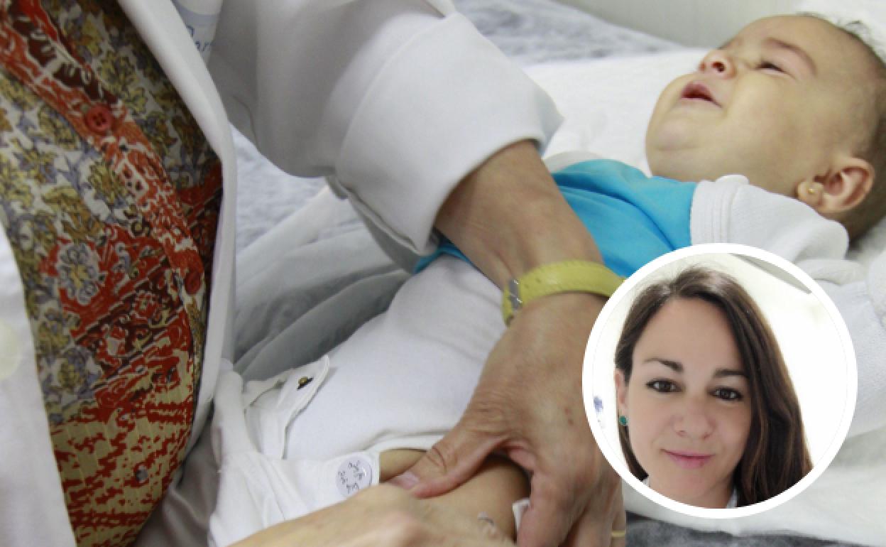 Una pediatra realiza una exploración a un bebé | La doctora Helena Navarro