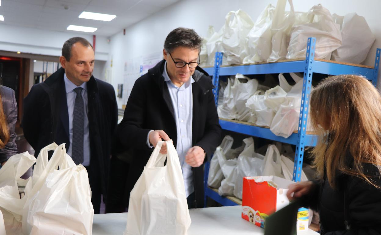 El repostero Oriol Balaguer (a la derecha), y Fernando Pascual, director general de Compass Group Iberia, entregan los panetones solidarios en el acto de Madrid. 