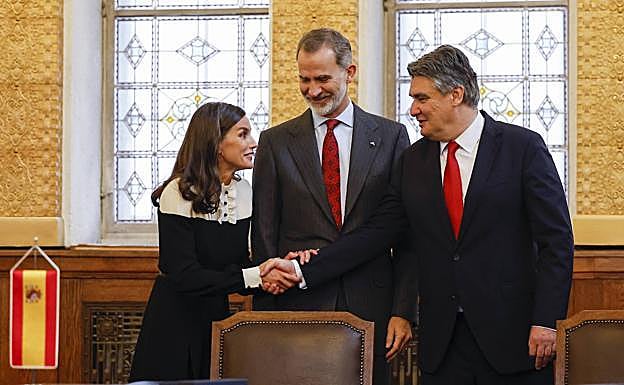 Imagen principal - (1) La reina Letizia saluda al presidente croata, Zoran Milanović. (2) Visita de las autoridades a las obras.
