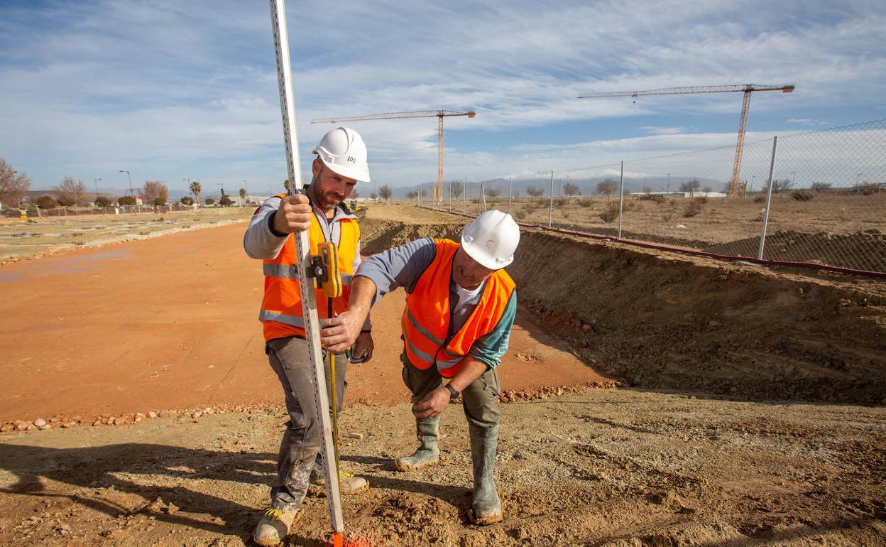 Dos trabajadores, ayer en los terrenos.