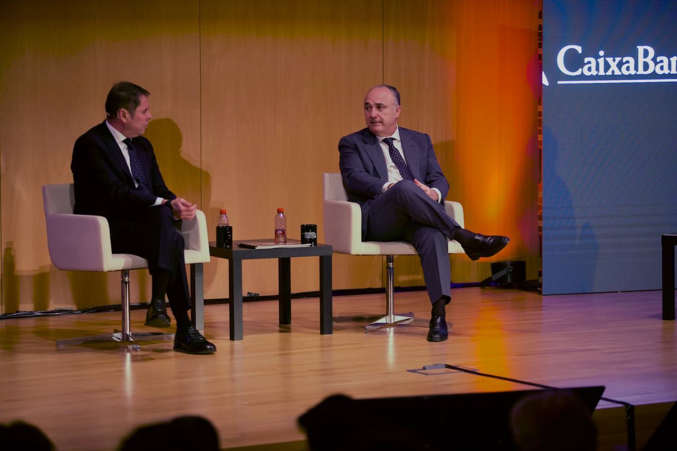El presidente de Cámara Granada Gerardo Cuerva y el director territorial de CaixaBank Andalucía, Juan Ignacio Zafra, en el último foro Granada conectada, celebrado este martes. 