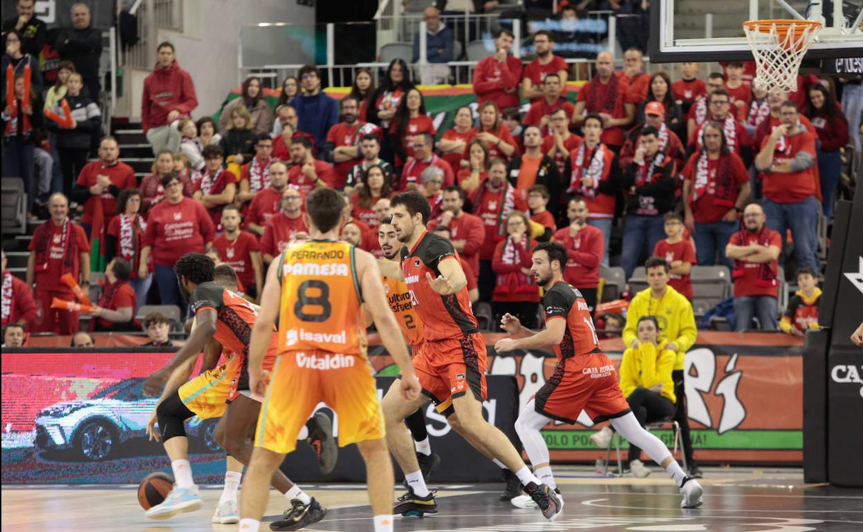 Ali, Iriarte (centro) y Costa se emplean en defensa en el partido contra el Valencia. 