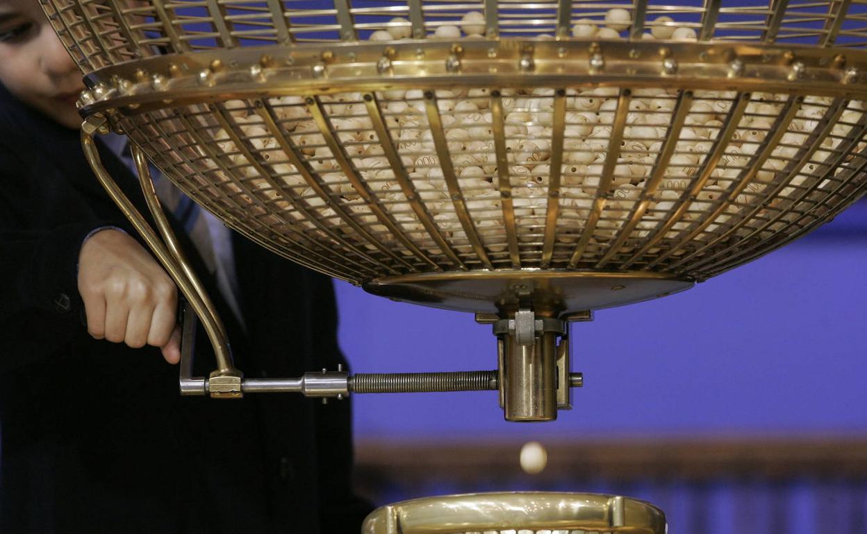 Lotería de Navidad: ¿Pierdes el derecho a paro, ayudas o becas si te toca un premio de la Lotería de Navidad?