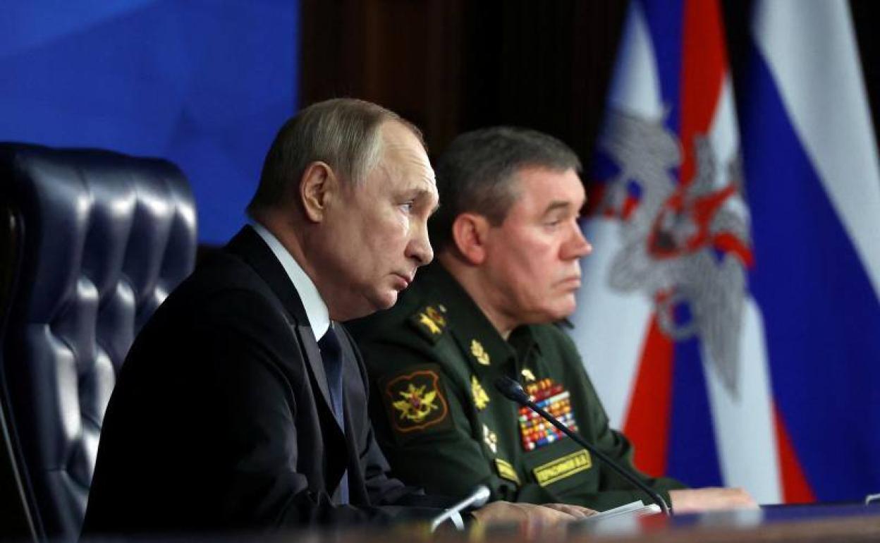 El Presidente ruso, Vladímir Putin, y el jefe del Estado Mayor de las Fuerzas Armadas rusas, Valeri Gerasimov, asisten a la reunión anual de la Junta del Ministerio de Defensa, este miércoles en Moscú.