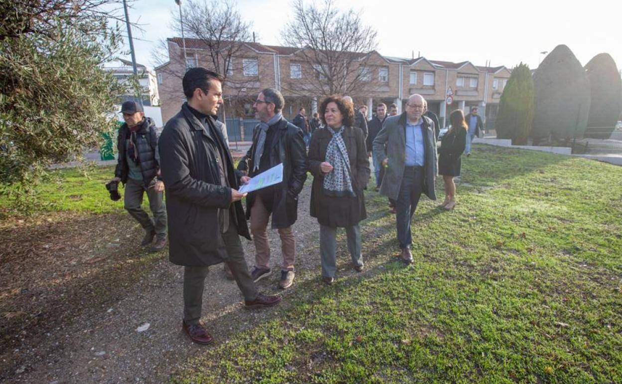 Visita del alcalde de Granada y la rectora de la UGR a los nuevos terrenos de Informática