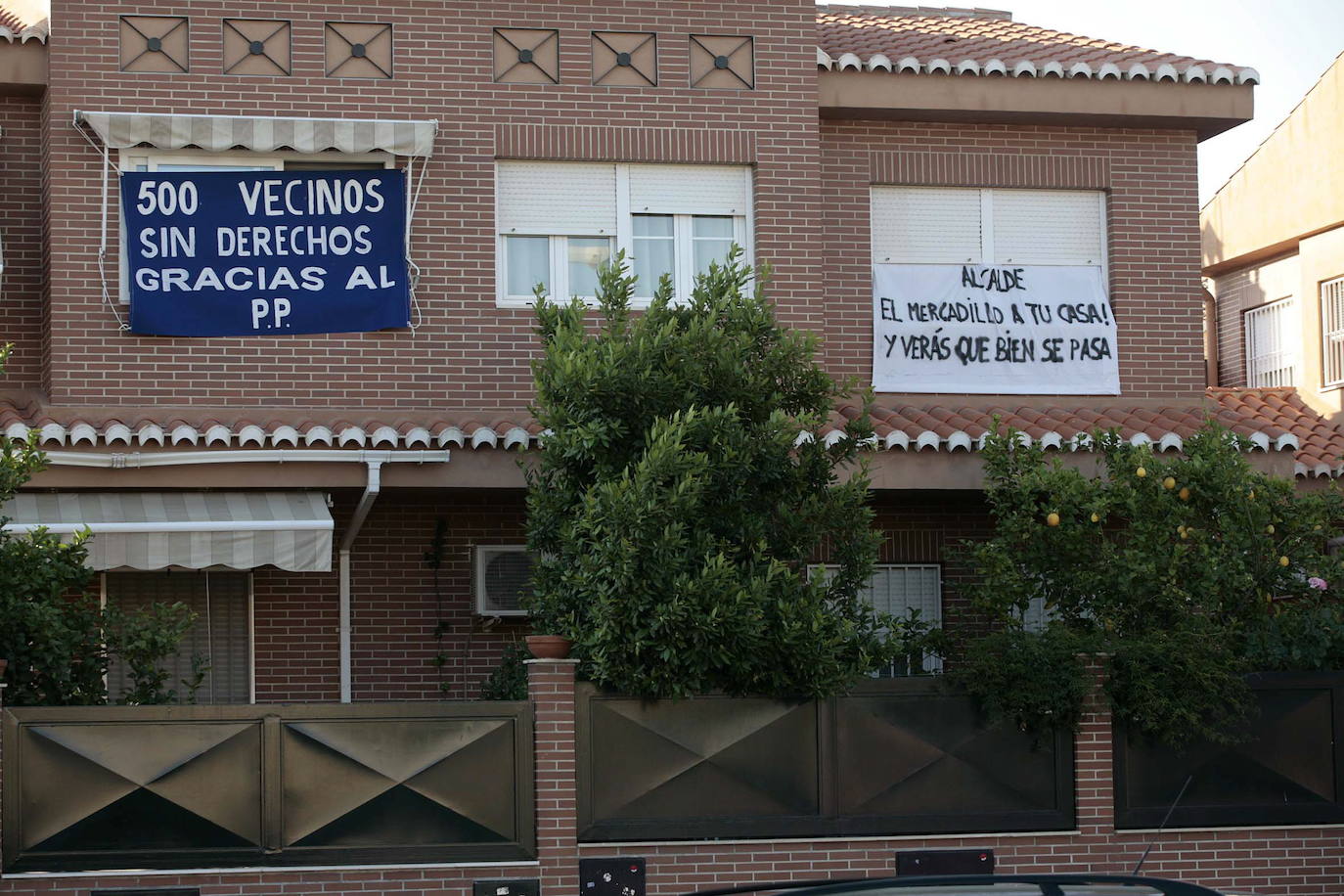 Así protestaron en 2009 los vecinos de la calle Carmen de Burgos cuando se trasladó allí el mercadillo del Zaidín por las obras del Metro. 