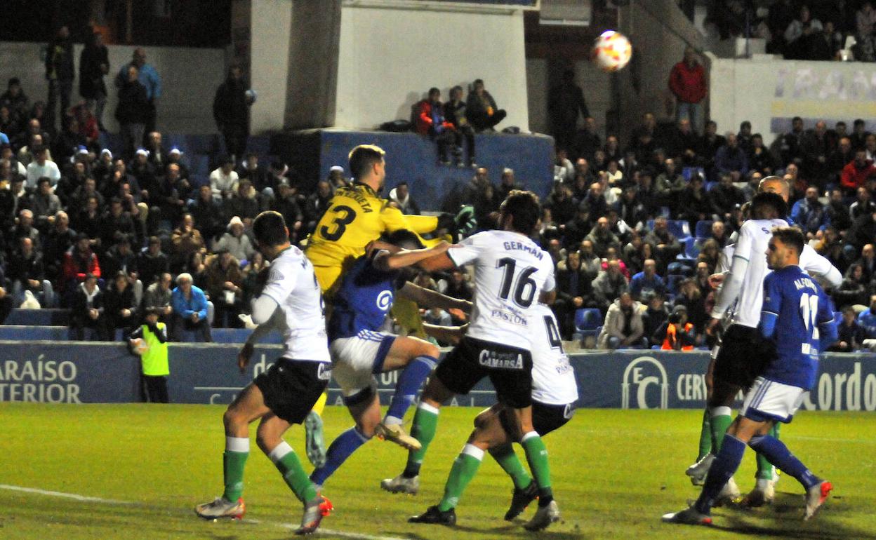 Lance del partido de este jueves noche en Linarejos. 