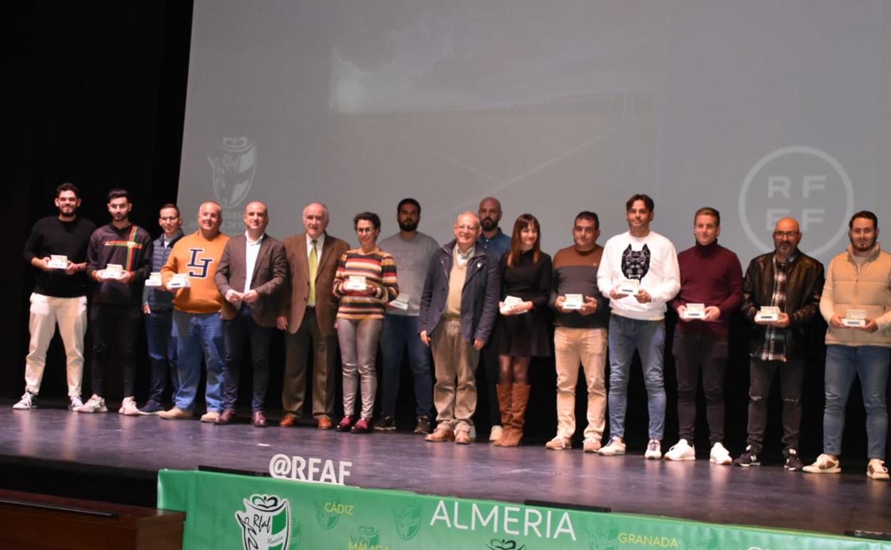 Varios de los entrenadores galardonados junto a autoridades deportivas y políticas asistentes. 