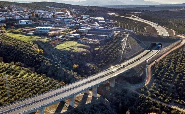 Viaducto de 240 metros de longitud construido en el tramo. 