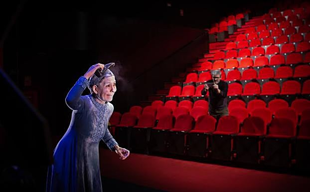 Imagen principal - Ensayo general en el Teatro Alhambra. 