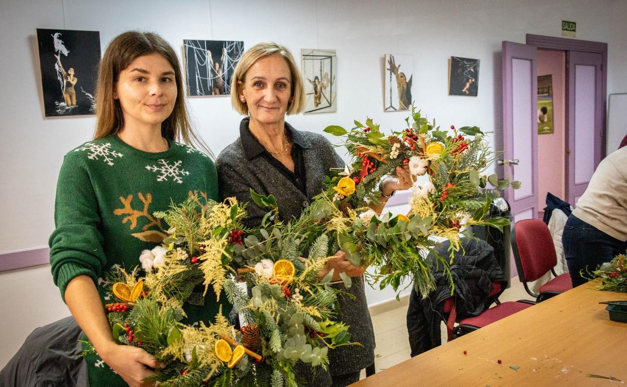 Dos participantes muestran sus diseños. 
