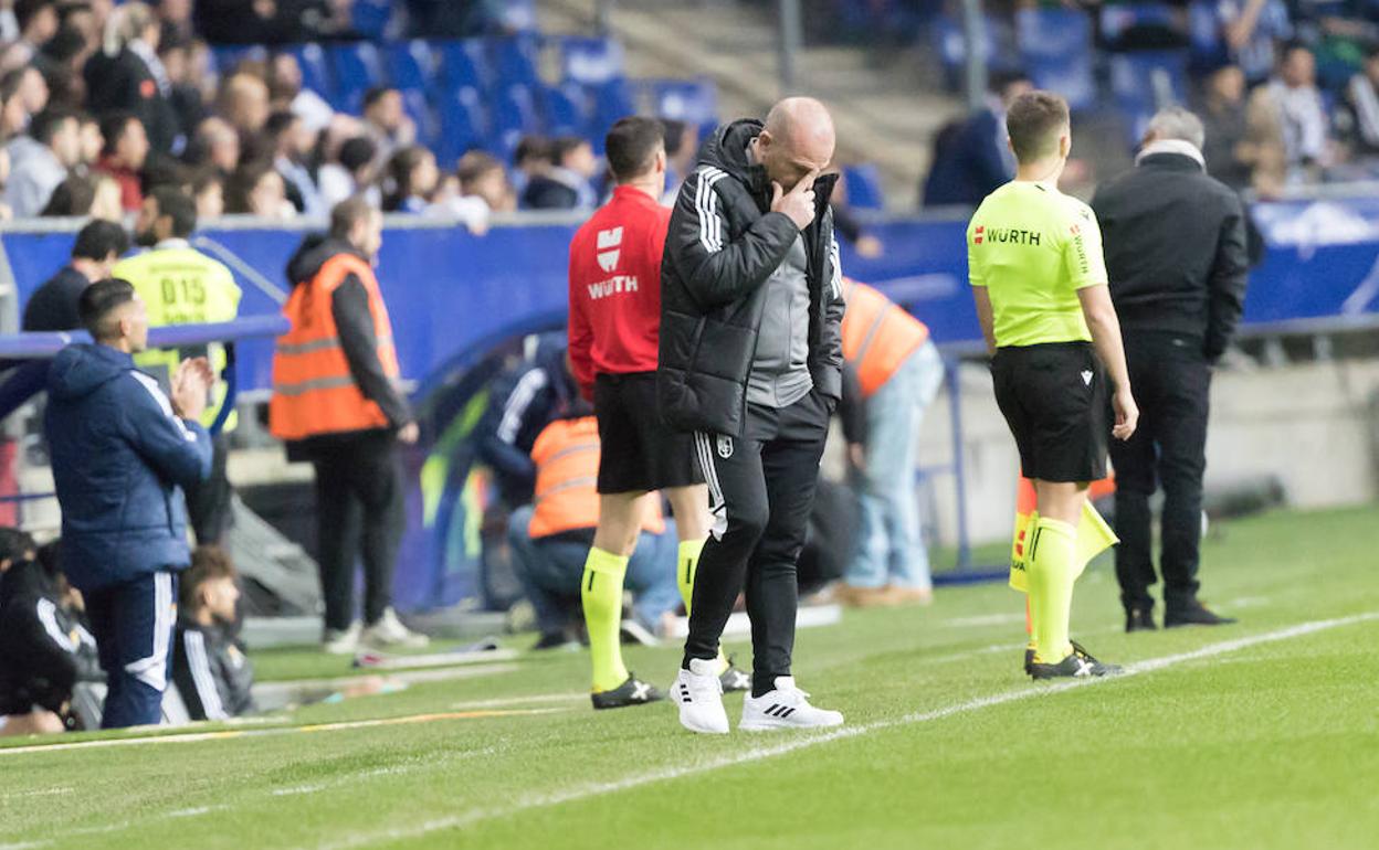 Paco López, cabizbajo en el Tartiere. 