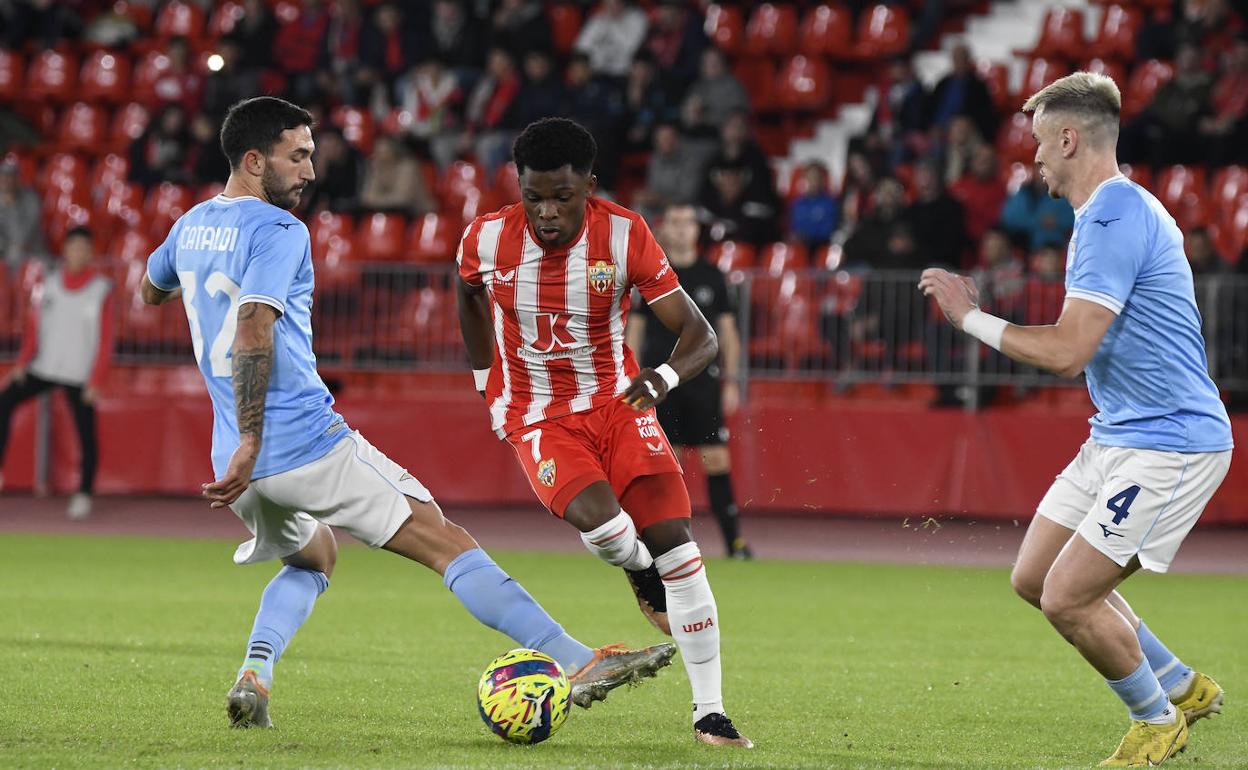 Largie Ramazani supera la presión de Cataldi y Patric.