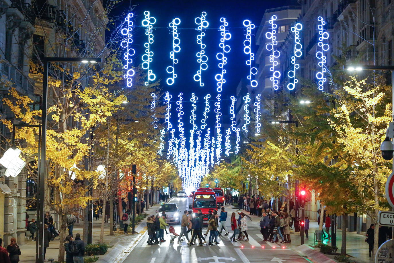 Peatones y vehículos en Gran Vía en Navidad.
