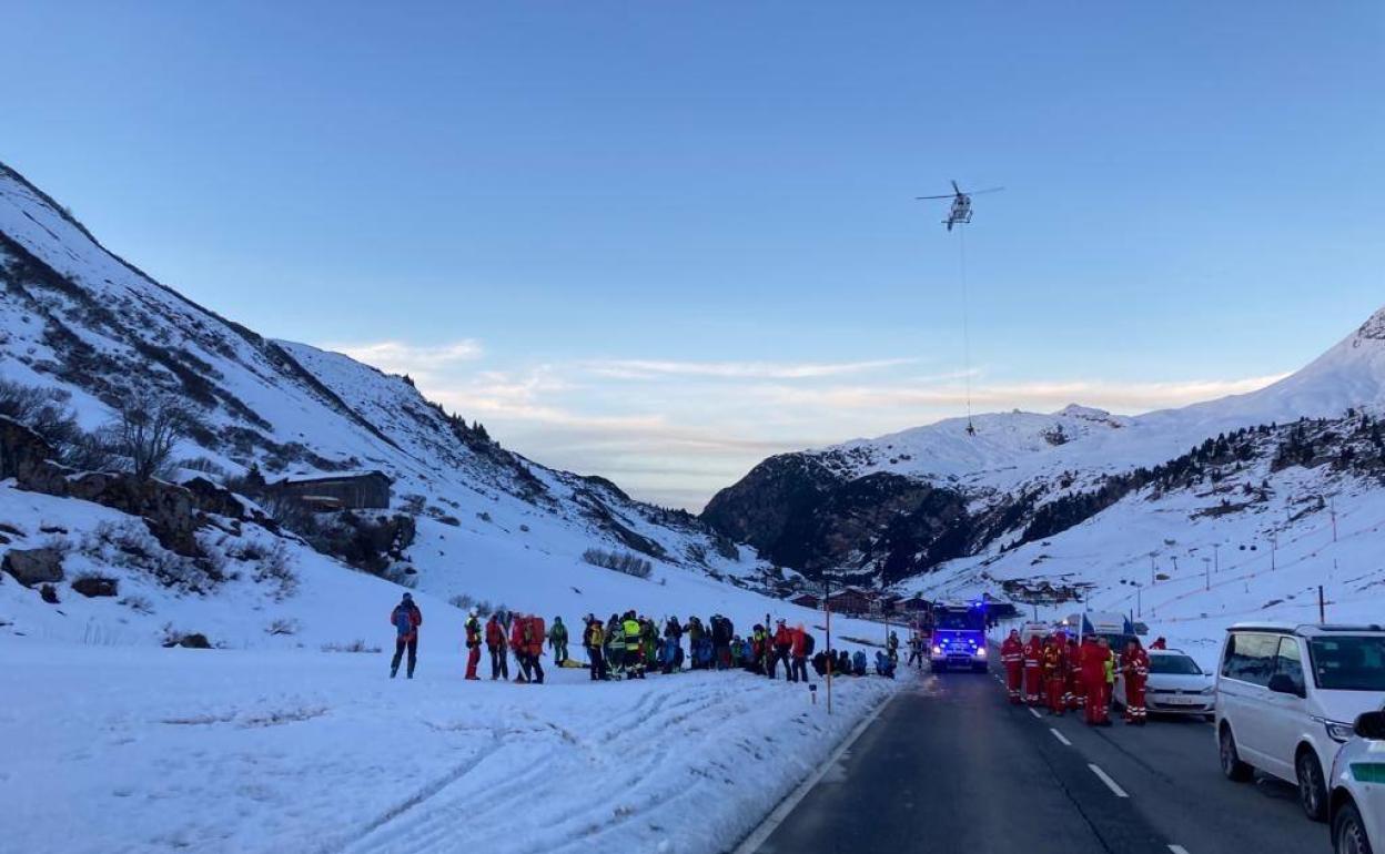 Servicios de emergencia trabajan en la zona donde se produjo la avalancha.