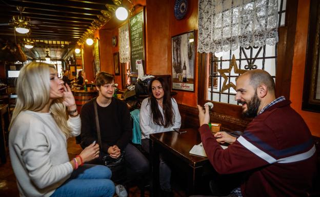 Ludmila, traduciendo las palabras de Yuliya y Nazar, en el Castañeda. 