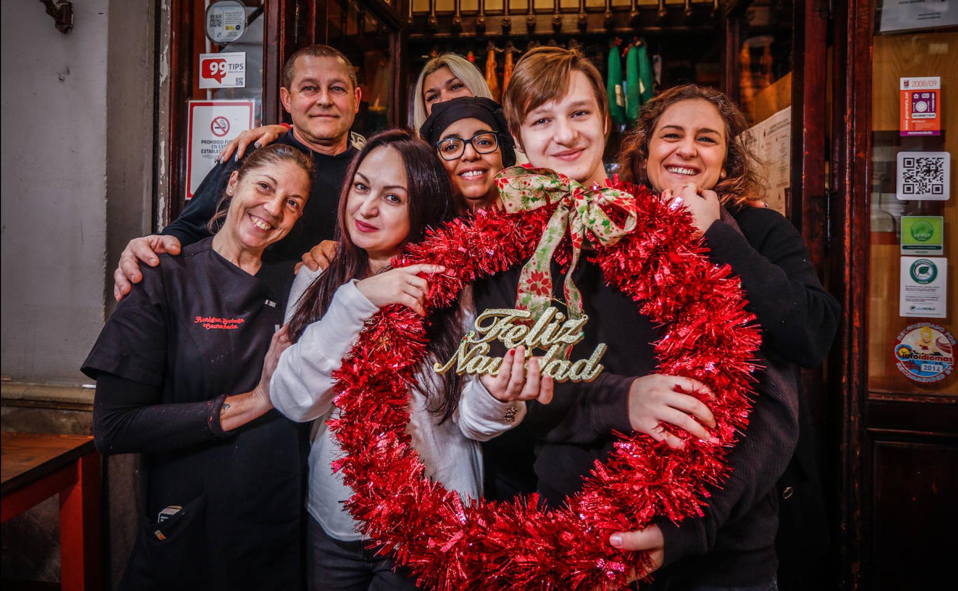 Yuliya y Nazar, en el centro, con Ludmila (detrás)y los compañeros de Casa Castañeda.