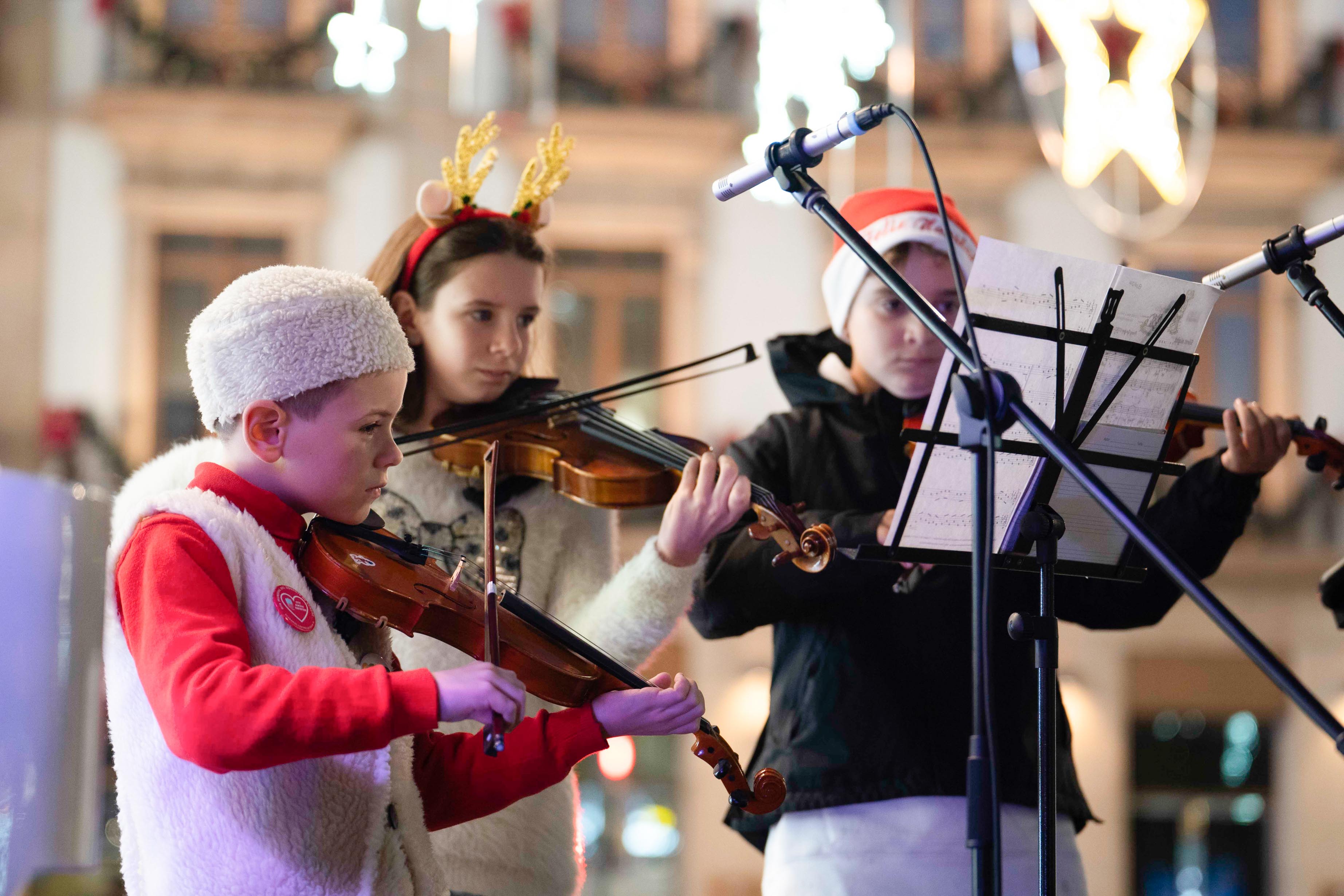 Los jóvenes participantes, además de su pericia musical, llevaron al escenario el sabor navideño con sus vestimentas. 