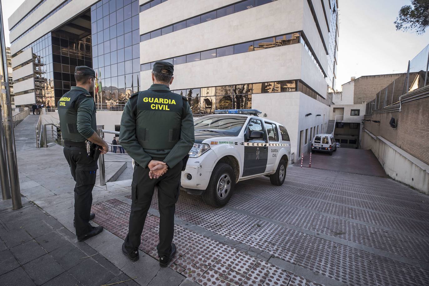 Guardias civiles, junto al edificio de los juzgados de La Caleta, donde compareció el anciano.