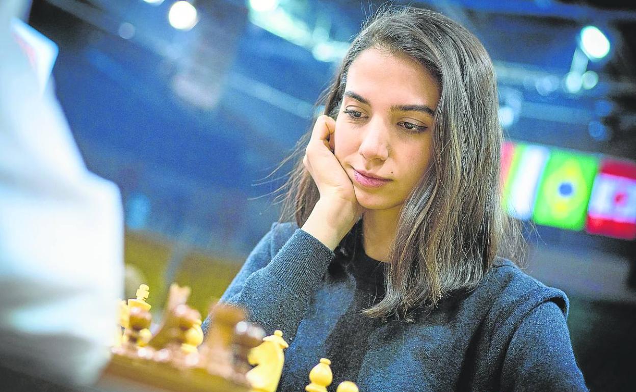 La ajedrecista iraní Sara Khadem, en el Campeonato Mundial de Ajedrez Rápido y Blitz de la FIDE celebrado en Almaty, Kazajstán. 