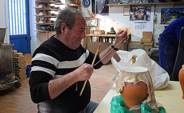 Rafael, montando una zambomba. 