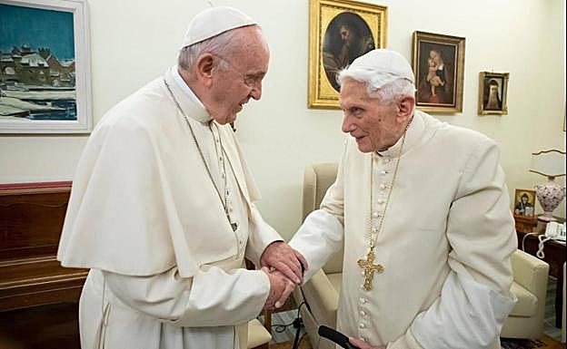El papa Francisco y Benedicto XVI. 