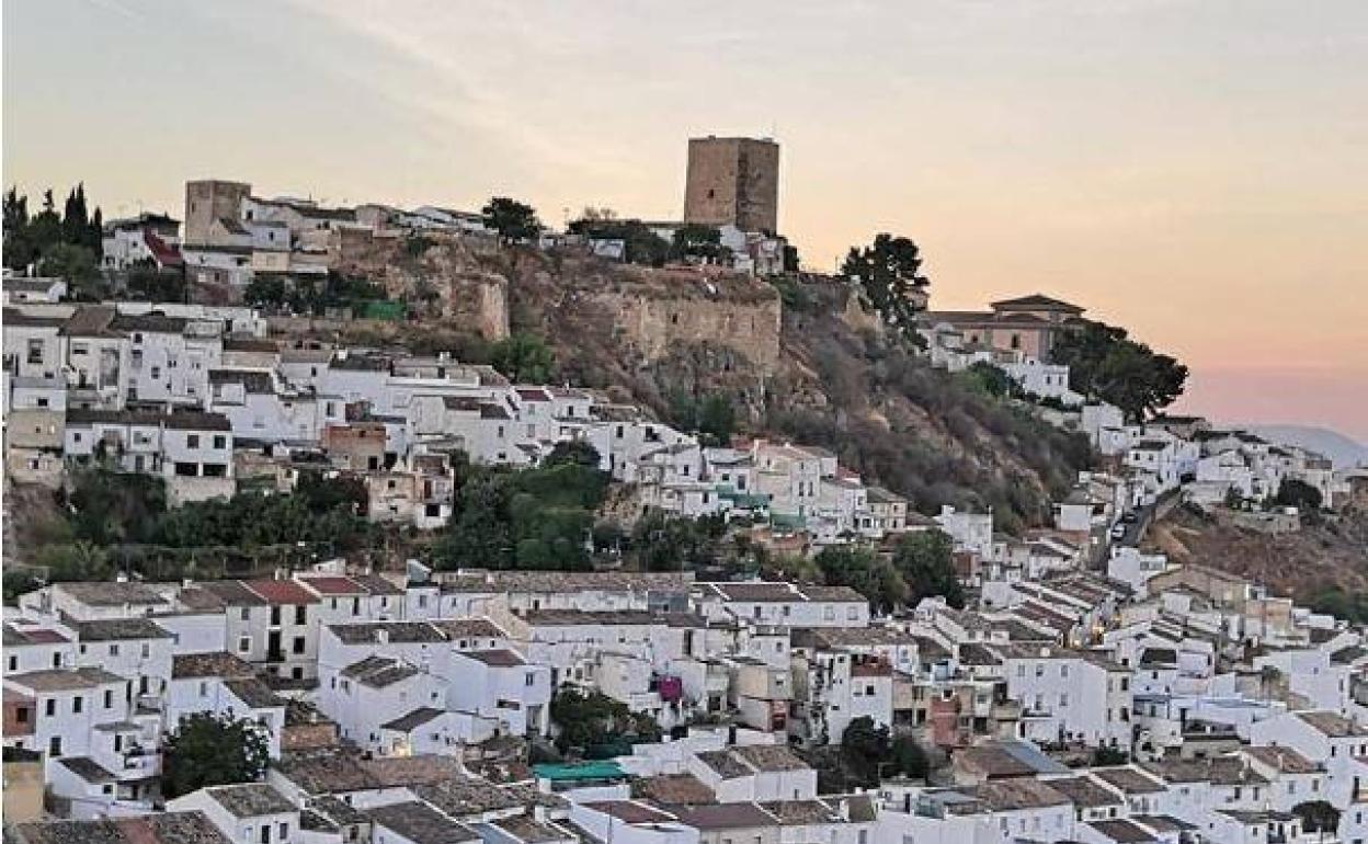 Vista de Martos y su castillo, uno de los municipios que gana población. 